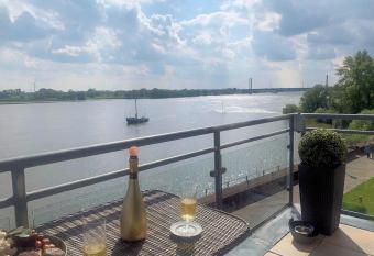 Rheinblick Traum allows 18 year olds to book a room