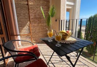 Pi  kny apartament z widokiem na morze Bu  garia has Balcony rooms