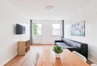 RAJ Living - 4 Zimmer Wohnungen - 25 Min zur Messe DUS has Balcony rooms