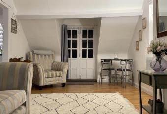 Beautiful 1-Bed Penthouse in Ludlow allows 18 year olds to book a room