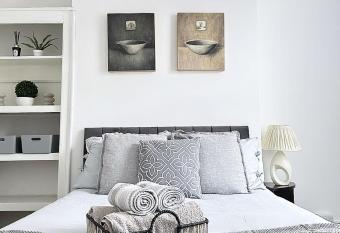 3 Bedroom House near Liverpool Football Stadium has Balcony rooms