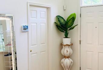 Luxury room in a luxury house near natural habor allows 18 year olds to book a room