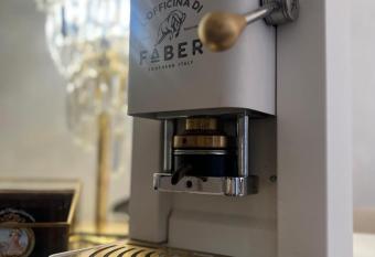 FEMME noir LUXURy spa EXPERIENCE has rooms with a private hot tub