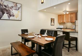 Three Kings by White Pines has rooms with a private hot tub