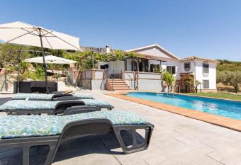 Villa Rosales has Balcony rooms