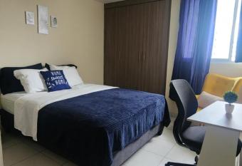 Qu  date con sulay habitaci  n a 5mint del aeropuerto has Balcony rooms