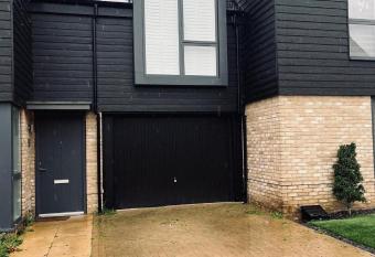 Immaculate 4-Bed House in Chelmsford has Balcony rooms