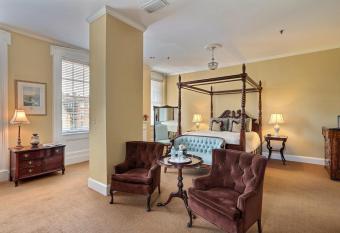 The Presidents' Quarters Inn has Balcony rooms