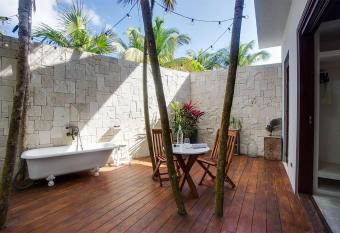 Lula Seaside Boutique Hotel has rooms with a private hot tub