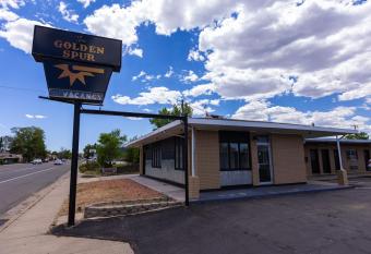 The Golden Spur Hotel has rooms with a private hot tub