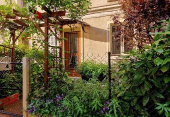 Appartement duplex au calme, pied du m  tro,    20 minutes du centre de Paris. has Balcony rooms