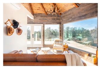 Hill Country Soulcation- King Bed, Hot Tub, Stars, Nature, Close to Wineries has rooms with a private hot tub