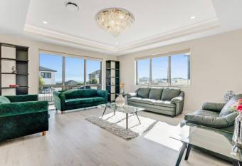 5 BDR Flat Bush Mansion - Central Aircon, Fast WiFi, Pool Table, Netflix and More! has rooms with a private hot tub