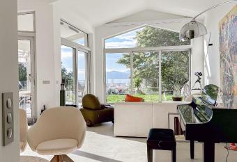 Villa du Soleil - Cannes has rooms with a private hot tub