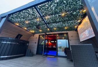 Primrose Glamping Pods allows 18 year olds to book a room