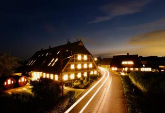 Hausdeich has rooms with a private hot tub