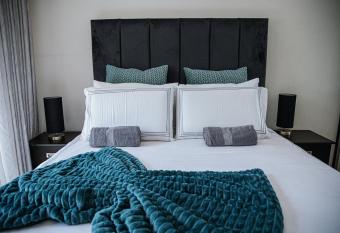 2 bedroom apartment Jackal creek golf estate has rooms with a private hot tub