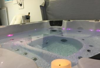 Appart&Spa has rooms with a private hot tub