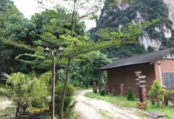 EFM GREENLAND IPOH has rooms with a private hot tub