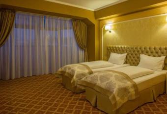 Hotel Bulevard has rooms with a private hot tub