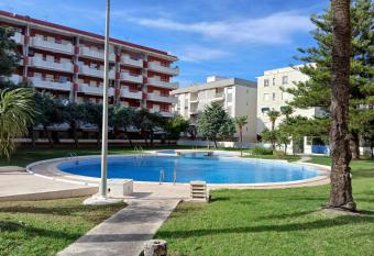 Apartment with pool and parking allows 18 year olds to book a room