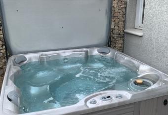 G  te & Spa 3* au c  ur du Beaujolais has rooms with a private hot tub