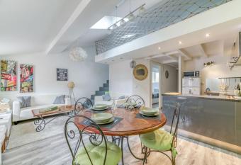 Voiron House has Balcony rooms