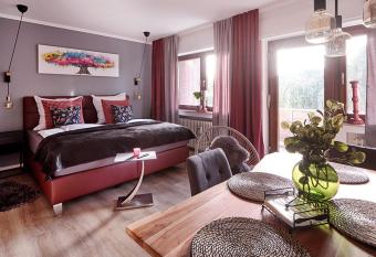 KATARINAS HOUSE mit 2 FeWo stilvoll, gem  tlich & zentral Boxspringbett, Parkplatz, Balkon oder Garten allows 18 year olds to book a room