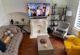 Peeams abode has Balcony rooms