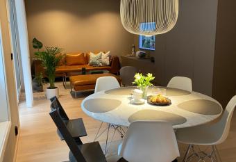 Luxury Apartment with 2 bedrooms, 1,5 bathrooms, balcony and garage has Balcony rooms