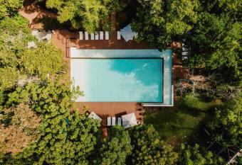 Mercure Iguazu Hotel Iru has rooms with a private hot tub