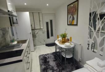 Cosy Luxury studio in Leicester. (Emerald Suite) allows 18 year olds to book a room