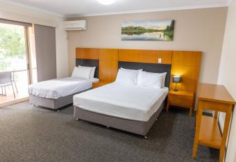 Sundowner Hotel Motel has Balcony rooms