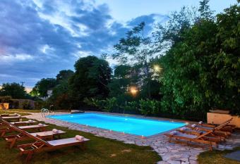 Triantafillies Traditional Hotel has Balcony rooms