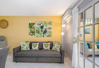 Para  so Playa allows 18 year olds to book a room