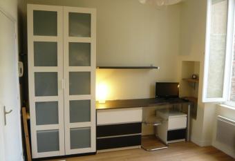 STUDIO MEUBLE DINARD RDC DROITE allows 18 year olds to book a room