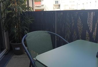 Studio tout confort Massy-Paris has Balcony rooms