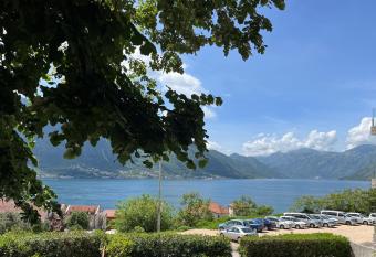 Bay Point 77 Apartments has Balcony rooms