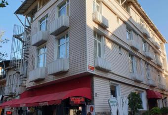 White Palace B  y  kada allows 18 year olds to book a room