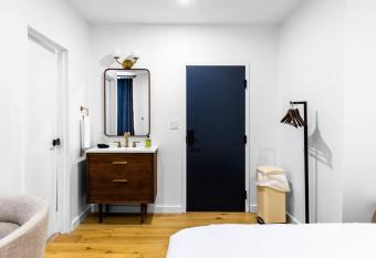 West Market Square, Coffee Shop, Fast Wifi, Downtown Room # 103 allows 18 year olds to book a room