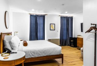 Historic Hotel, King Bed, Fast Wifi, Room # 104 allows 18 year olds to book a room