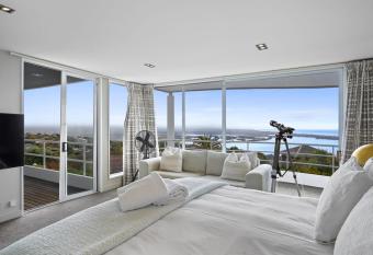 Panoramic City Views with Hot Tub has rooms with a private hot tub