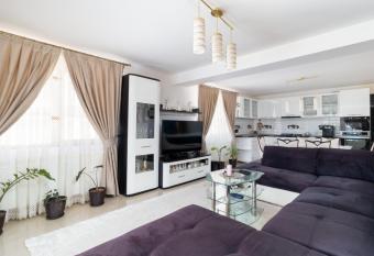 Vila Stefan Baile Felix has rooms with a private hot tub