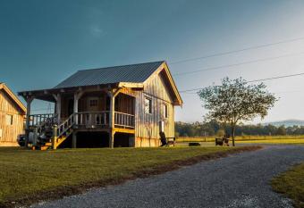 CenterHillLake TinyCabinfor2 PeacefulCountryside Cabin 1 has Balcony rooms