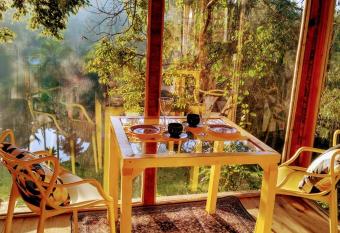 Casa de Vidro com cachoeira allows 18 year olds to book a room