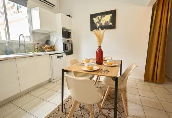 Villa Serenity has rooms with a private hot tub