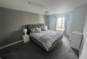 Luxury 2 bed fully equipped city centre apartment has Balcony rooms