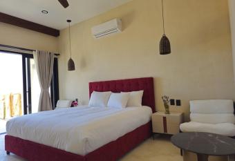 Mistica Boutique Hotel has rooms with a private hot tub