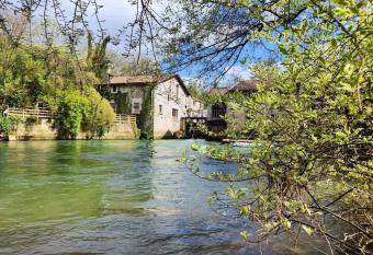 Moulin de Courcelles has Balcony rooms