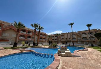 Holidoo Travel  allows 18 year olds to book a room